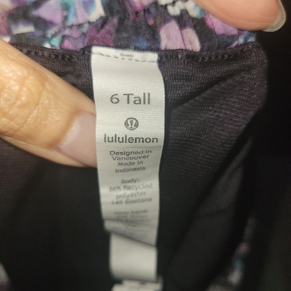 Lululemon Hotty Hot Short floral mesh trim size  6 tall - Picture 6 of 7